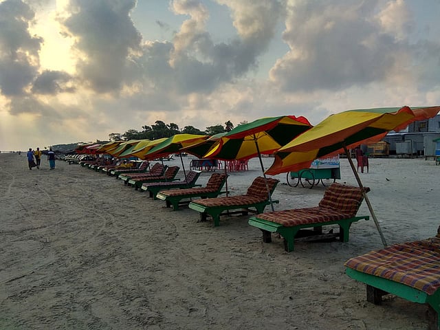 কুয়াকাটার সমুদ্রসৈকতে পর্যটকদের বসার জায়গা। ছবি: নেছারউদ্দিন আহমেদ