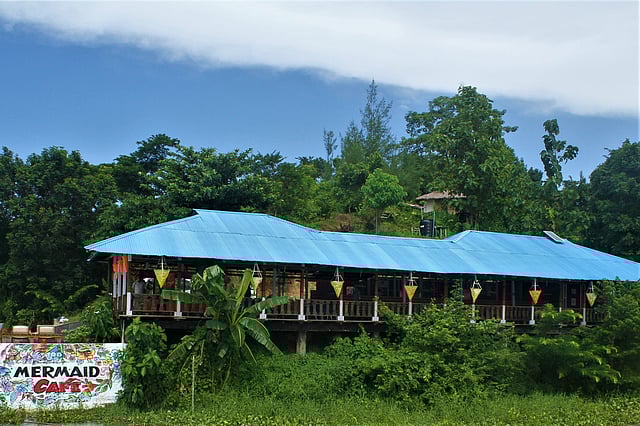 শুভলং যেতে কাপ্তাই লেকের পাড়ে প্রথমে দেখা মেলবে বেসরকারি রিসোর্ট এবং কফি হাউস মারমেইড। রাঙামাটি সদরের বালুখালী ইউনিয়নের কাইন্দে মুখ এলাকায়। ছবি: সুপ্রিয় চাকমা
