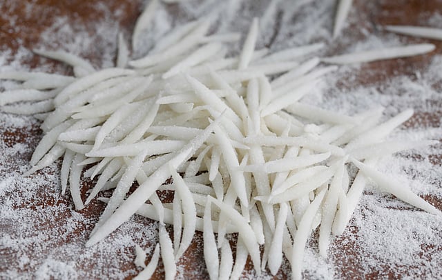 হাতে কাটা সেমাই। ছবি: খালেদ সরকার