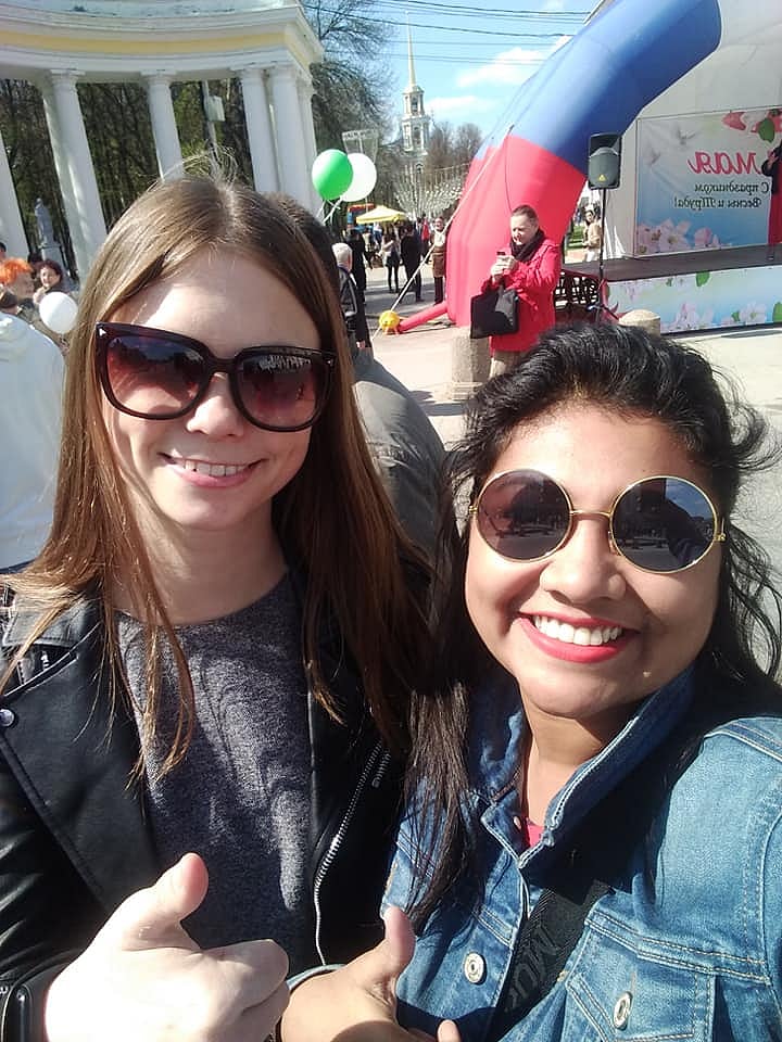 মস্কোতে রিযাইন সেস্ট ইউনিভার্সিটিতে শিক্ষার্থীদের সঙ্গে লেখক। ছবি: নাফিজা মৌ