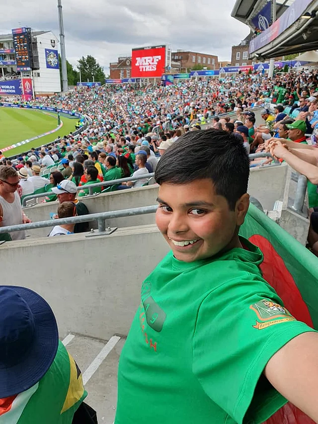 বাংলাদেশ বনাম দক্ষিণ আফ্রিকার ম্যাচে গ্যালারিতে লেখকের ছেলে