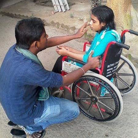 রানা প্লাজার আহত শ্রমিকদের খোঁজখবর নিত হিমু। ছবি :সংগৃহীত