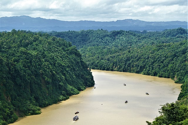 পাহাড়ের বুক চিরে বয়ে চলেছে কাপ্তাই হ্রদ। ছবি: সুপ্রিয় চাকমা