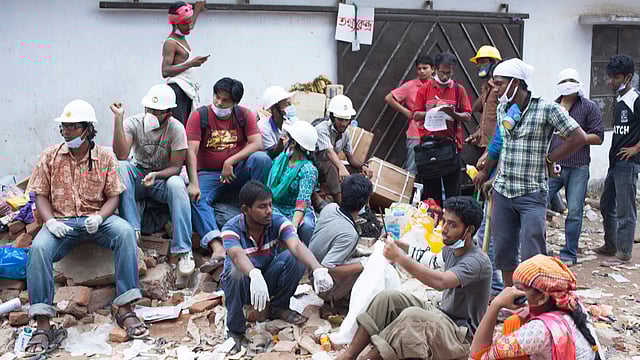 রানা প্লাজায় উদ্ধারদলের সঙ্গে স্নায়বিক সময়গুলিতে। ছবি:সংগৃহীত