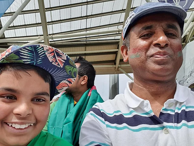 বাংলাদেশ বনাম দক্ষিণ আফ্রিকার ম্যাচে গ্যালারিতে লেখক ও তাঁর ছেলে