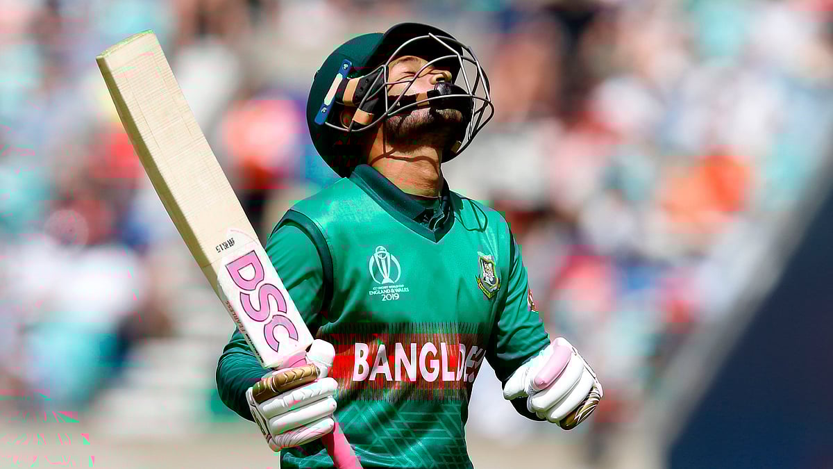 গতকাল বাংলাদেশের ইনিংসের সর্বোচ্চ রান এসেছে মুশফিকের ব্যাট থেকে। ছবি: এএফপি