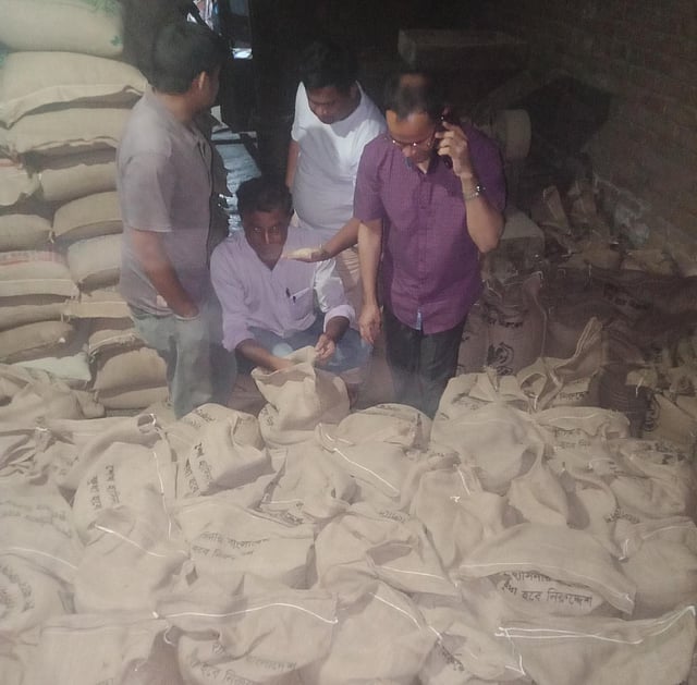 রংপুরের বদরগঞ্জ পৌরসভায় ‘তছলিমা’ নামের একটি চালকল থেকে দুস্থ মানুষের জন্য বরাদ্দ ভিজিএফের ১৯৫ বস্তা চাল জব্দ করেছেন ভ্রাম্যমাণ আদালত। ছবি: আলতাফ হোসেন
