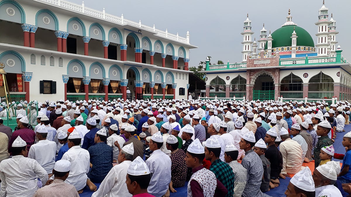 দক্ষিণ চট্টগ্রামের অর্ধশত গ্রামে আজ ঈদ উদ্যাপন হচ্ছে। মির্জাখীল দরবার শরিফের অনুসারীরা ঈদের নামাজ আদায় করছেন। ছবি: মোর্শেদ