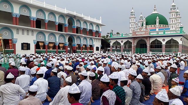 দক্ষিণ চট্টগ্রামের অর্ধশত গ্রামে আজ ঈদ উদ্‌যাপন হচ্ছে। মির্জাখীল দরবার শরিফের অনুসারীরা ঈদের নামাজ আদায় করছেন। ছবি: মোর্শেদ