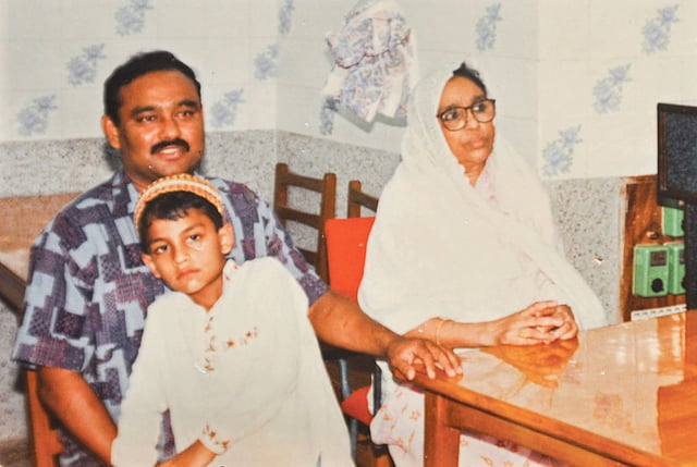 বাবা ইকবাল খানের সঙ্গে ছোট্ট তামিম