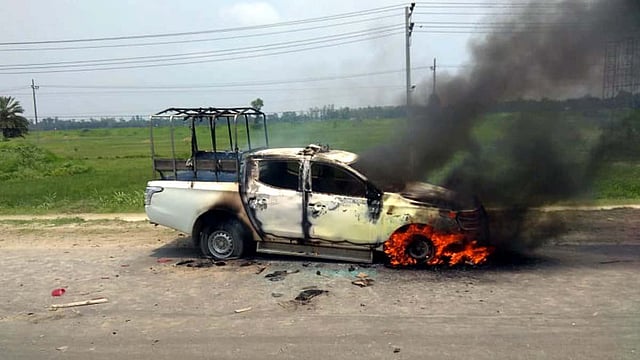 টাঙ্গাইলের বিক্রমহাটি এলাকায় যানজটে আটকে পড়া বিক্ষুব্ধ যাত্রীরা টাঙ্গাইল জেলা প্রশাসনের নির্বাহী হাকিমের গাড়িতে অগ্নিসংযোগ করেন। ছবি: কামনাশীষ শেখর