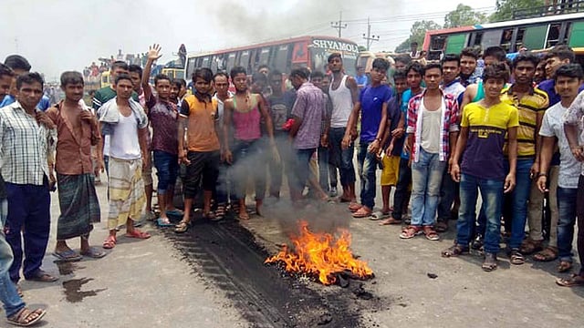যানজটে আটকে পড়া বিক্ষুব্ধ যাত্রীরা টাঙ্গাইল সদরের বিভিন্ন স্থানে রাস্তায় টায়ার জ্বালিয়ে বিক্ষোভ প্রদর্শন করে। ছবি: কামনাশীষ শেখর