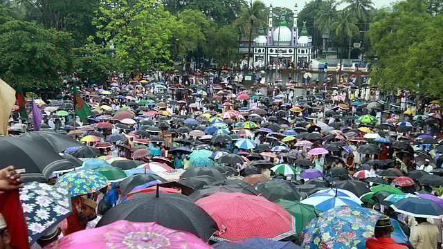 সিলেটের কেন্দ্রীয় শাহী ঈদগাহ ময়দানে পবিত্র ঈদুল ফিতরের প্রধান জামাত অনুষ্ঠিত হয়েছে। বৃষ্টির কারণে ছাতা নিয়ে ঈদগাহে আসেন মুসল্লিরা। সিলেট নগর, ৫ জুন। ছবি: আনিস মাহমুদ
