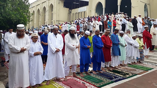 সারা দেশে আজ বুধবার উদ্‌যাপন হচ্ছে পবিত্র ঈদুল ফিতর। রাজধানীর বায়তুল মোকাররম মসজিদে ঈদের নামাজ আদায় করেন মুসল্লিরা। জাতীয় মসজিদ বায়তুল মোকাররম, ঢাকা, ৫ জুন। ছবি: হাসান রাজা