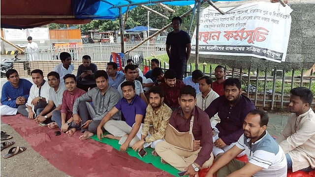 ছাত্রলীগের কেন্দ্রীয় কমিটি থেকে ‘বিতর্কিতদের’ বাদ দিয়ে কমিটি পুনর্গঠনের দাবিতে আন্দোলনরত পদবঞ্চিত অংশ ঢাকা বিশ্ববিদ্যালয় ক্যাম্পাসের রাজু ভাস্কর্যেই ঈদ কাটাল। ছবি: প্রথম আলো