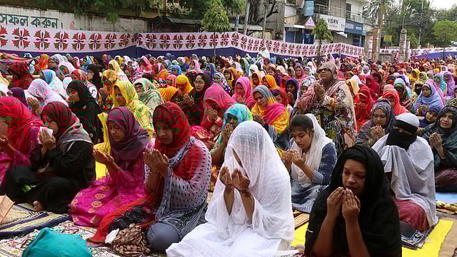 রাজশাহীর সাহেব বাজার বড় রাস্তায় ঈদুল ফিতরের নামাজ অনুষ্ঠিত হয়। নামাজ শেষে মোনাজাত করছেন নারীরা। সাহেব বাজার, রাজশাহী, ৫ জুন। ছবি: শহিদুল ইসলাম