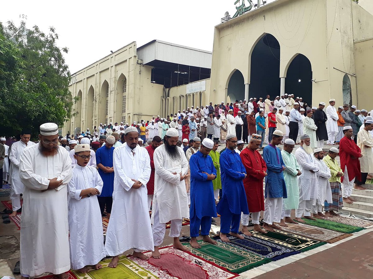 বায়তুল মোকাররম জাতীয় মসজিদে প্রথম জামাত হয় সকাল সাতটায়।
