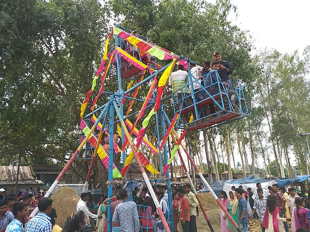 ঈদে নান্দাইল দিঘিতে বেড়াতে এসে শখের নাগোরদোলায় পর্যটকেরা। ছবি: আনোয়ার পারভেজ