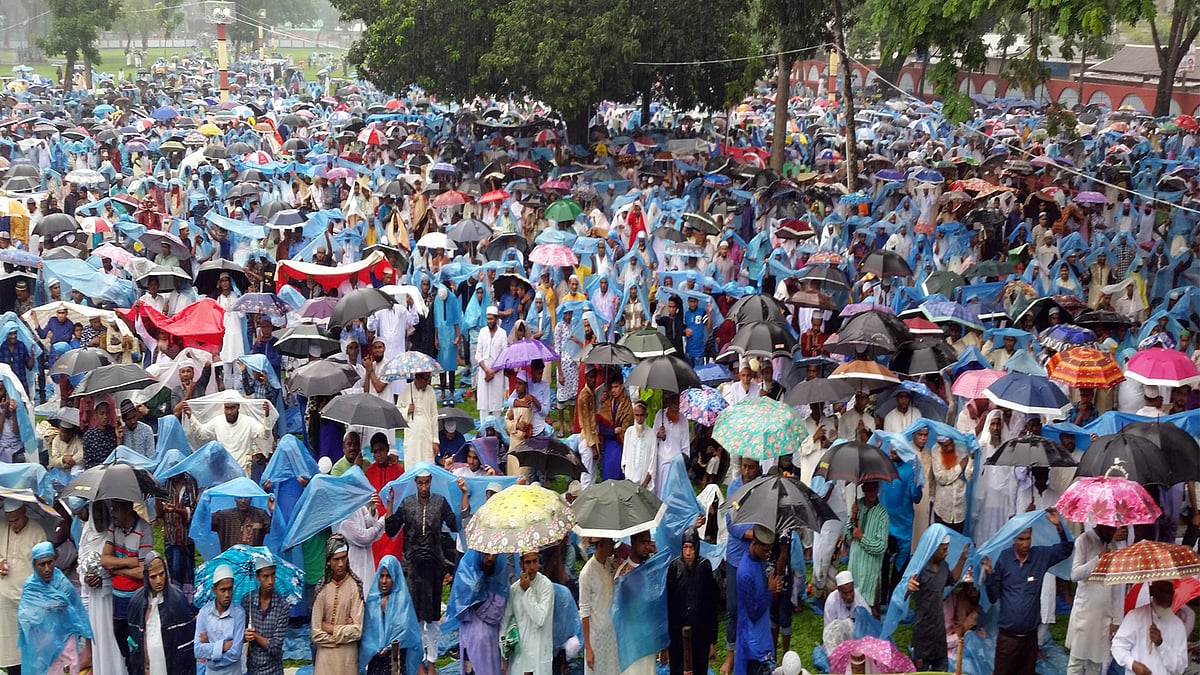 কিশোরগঞ্জের শোলাকিয়া ঈদগাহে লাখো মুসল্লি। ছবি: তাফসিলুল আজিজ