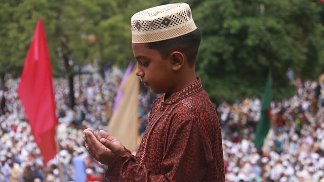 সিলেটের কেন্দ্রীয় শাহী ঈদগাহ ময়দানে পবিত্র ঈদুল ফিতরের প্রধান জামাত অনুষ্ঠিত হয়েছে। নামাজ শেষে মোনাজাতে অংশ নেন ছোট-বড় সবাই। সিলেট নগর, ৫ জুন। ছবি: আনিস মাহমুদ