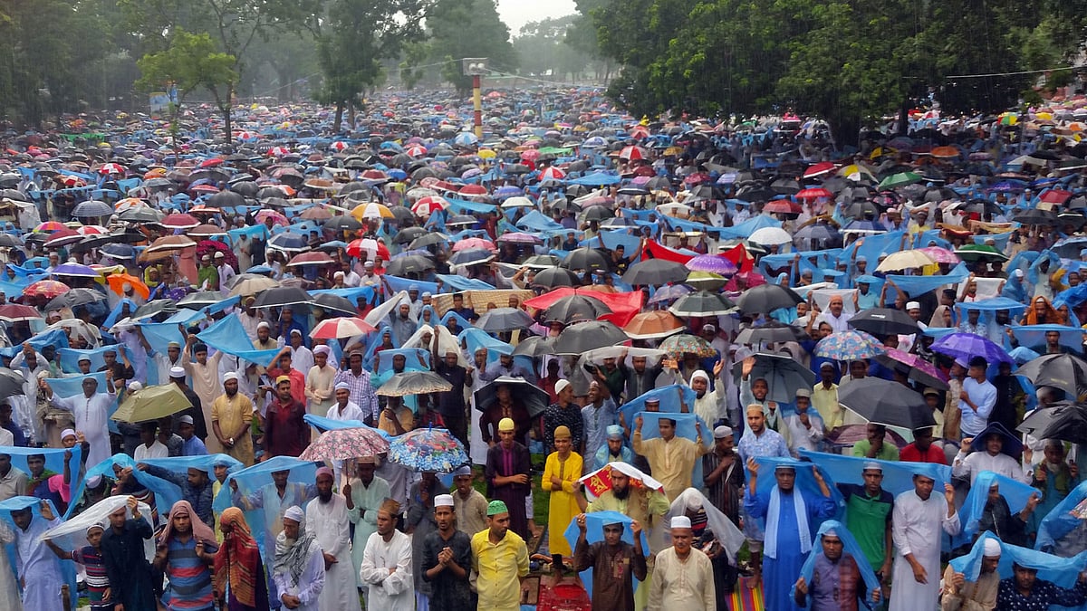 বৃষ্টি উপেক্ষা করে শোলাকিয়া ঈদগাহ মাঠে লাখো মুসল্লির ঢল। ছবি: প্রথম আলো