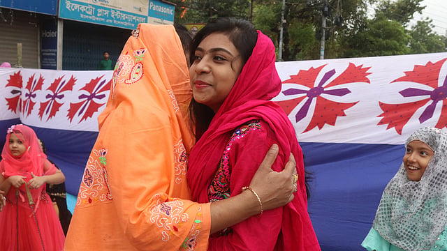রাজশাহীর সাহেব বাজার বড় রাস্তায় অনুষ্ঠিত ঈদের জামাতে অংশ নেন নারীরাও। নামাজ শেষে কোলাকুলি। ছবি: শহিদুল ইসলাম