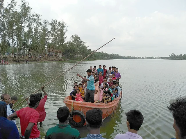 নান্দাইল দিঘিতে চলছে নৌবিহার। ছবি: আনোয়ার পারভেজ