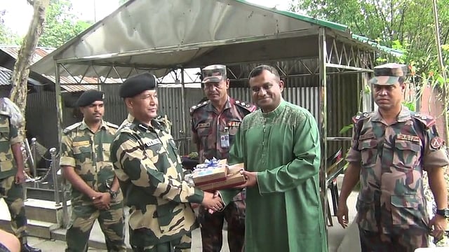 ঈদ উপলক্ষে দিনাজপুরের হিলি সীমান্তে বিজিবি ও বিএসএফ মিষ্টি দিয়ে শুভেচ্ছা বিনিময় করেছে। ছবি: এ এস এম আলমগীর