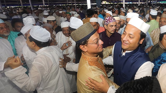 রাজনৈতিক বিভাজন ভুলে ঈদের নামাজ শেষে কোলাকুলি করছেন নেতারা। জমিয়াতুল ফালাহ মসজিদ ময়দান, চট্টগ্রাম। ছবি: সৌরভ দাশ