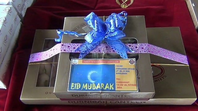 ঈদ উপলক্ষে দিনাজপুরের হিলি সীমান্তে বিজিবি ও বিএসএফ মিষ্টি দিয়ে শুভেচ্ছা বিনিময় করেছে। ছবি: এ এস এম আলমগীর