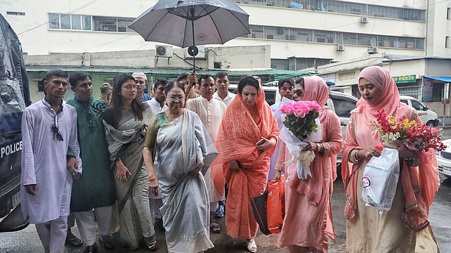 বঙ্গবন্ধু শেখ মুজিব মেডিকেল বিশ্ববিদ্যালয় হাসপাতালে চিকিৎসাধীন বিএনপির চেয়ারপারসন খালেদা জিয়া। ঈদের দিন তাঁকে দেখতে যান তাঁর পরিবারের সদস্য ও স্বজনেরা। ঢাকা, ৫ জুন। ছবি: সাইফুল ইসলাম