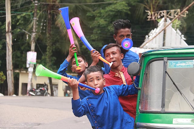 ভুভুজেলা বাজিয়ে উচ্ছ্বাস প্রকাশ করছে শিশুরা। কেন্দ্রীয় শাহি ঈদগাহ ময়দান, সিলেট। ছবি: আনিস মাহমুদ