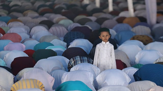 চট্টগ্রাম নগরের ওয়াসা এলাকায় অবস্থিত জমিয়াতুল ফালাহ মসজিদ ময়দানে ঈদুল ফিতরের প্রথম ও প্রধান জামাত অনুষ্ঠিত হয়। এতে বড়দের পাশাপাশি অংশ নেয় বিভিন্ন বয়সের শিশু। চট্টগ্রাম নগর, ৫ জুন। ছবি: সৌরভ দাশ