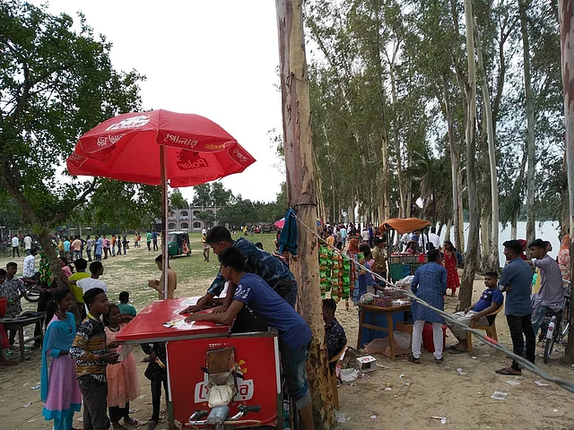 দিঘির পাড়ে বসেছে মেলা। ছবি: আনোয়ার পারভেজ