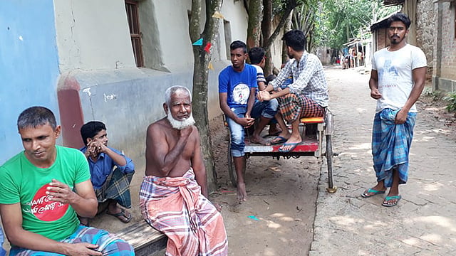 জয়পুরহাটের আক্কেলপুর উপজেলার রোয়াইর পশ্চিমপাড়ায় আজ উদ্‌যাপিত হচ্ছে ঈদুল ফিতর। ছবি: রবিউল ইসলাম