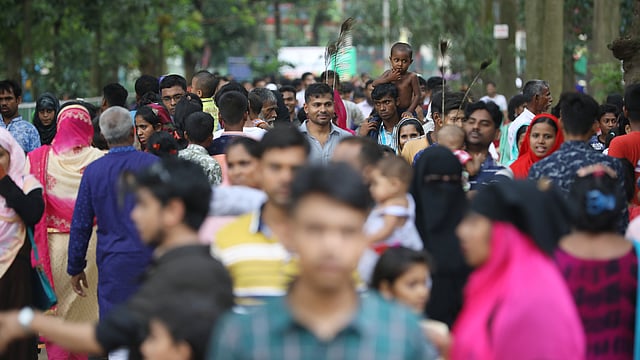 জাতীয় চিড়িয়াখানার ভেতরে মানুষ আর মানুষ। ছবি: আবদুস সালাম
