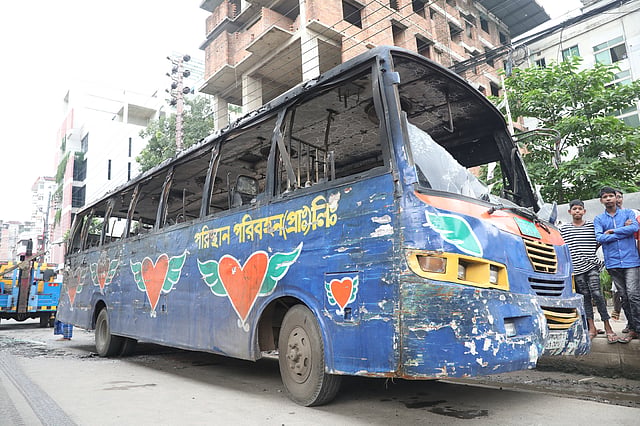 ঘটনার পর বিক্ষুব্ধ জনতা দুটি বাসে ভাঙচুর চালায়। পরিস্থান পরিবহনের গাড়িতে আগুন ধরিয়ে দেয়। মিরপুর ১১, ঢাকা, ৬ জুন। ছবি: আবদুস সালাম