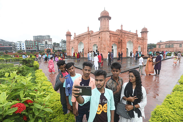 লালবাগ কেল্লায় সেলফি তুলছেন কয়েকজন। ছবি: সাইফুল ইসলাম