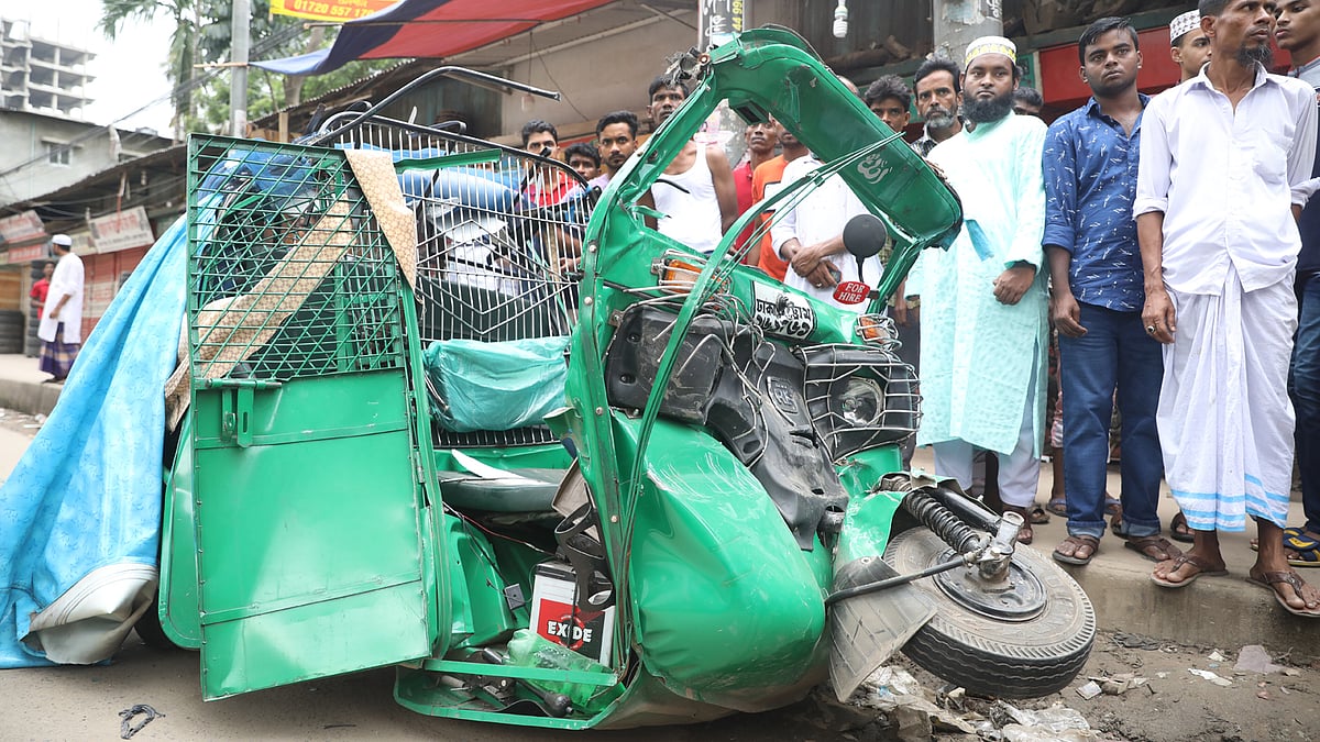 রাজধানীর মিরপুরে দুই বাসের প্রতিযোগিতায় পড়ে সিএনজি অটোরিকশাটি চ্যাপ্টা হয়ে যায়। আহত হন অটোরিকশার তিন আরোহী। মিরপুর ১১, ঢাকা, ৬ জুন। ছবি: আবদুস সালাম