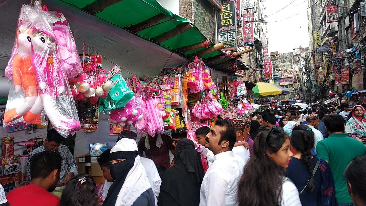 ঐতিহ্যবাহী ঈদমেলায় নানা পণ্যের পসরা নিয়ে বসেন বিক্রেতারা। থাকে দর্শনার্থীদের ভিড়ও। ঢাকা, ০৭ জুন। ছবি: মাসুম আলী