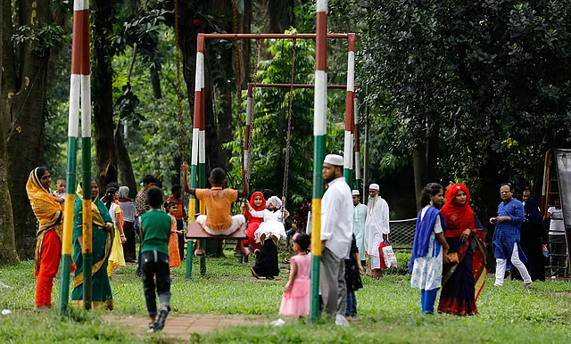 মা-বাবারা সন্তানদের নিয়ে পার্কে আসেন নির্মল আনন্দের জন্য