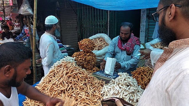 নানা ধরনের খাবারও পাওয়া যায় এই মেলায়। ঢাকা, ০৭ জুন। ছবি: প্রথম আলো