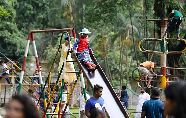 শিশু পার্ক বন্ধ থাকায় রমনা পার্কে দর্শনার্থীদের বেশ চাপ