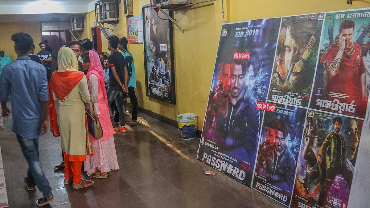 ঈদের ছুটির এ সময় বৈকালিক শোতে সিনেমা হলের সামনে ভিড় থাকবে, এটাই নিয়ম। কিন্তু এবারের ঈদুল ফিতরে দর্শকের সাড়া তেমন নেই। এ জন্য হলমালিকেরা ঈদের দিনের বৈরী আবহাওয়া ও বিশ্বকাপ খেলাকে দায়ী করছেন। খুলনার লিবার্টি সিনেপ্লেক্স থেকে আজ তোলা। ছবি: সাদ্দাম হোসেন