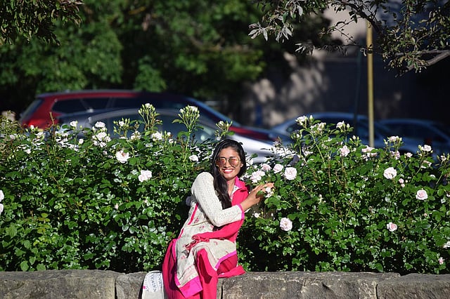 রোজ গার্ডেনে লেখিকা