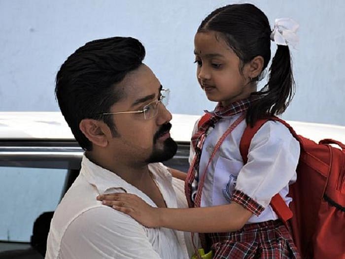 ‘ভানুমতির খেল’ ধারাবাহিকের একটি দৃশ্যে বাবার (রুবেল দাস) কোলে ভেলকি (তানিশা গঙ্গোপাধ্যায়)