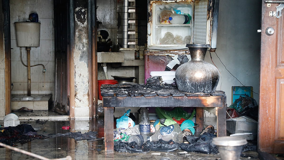 রাজধানীর কাঁঠালবাগানের একটি বহুতল ভবনের ৫ তলায় দুপুর ১২টার দিকে আগুন লাগে। ফায়ার সার্ভিস ও সিভিল ডিফেন্সের দুইটি ইউনিট ঘটনাস্থলে গিয়ে এক ঘণ্টা চেষ্টা চালিয়ে দুপুর ১টার দিকে আগুন নিয়ন্ত্রণে আনে। ফ্রি স্কুল স্ট্রিট, ধানমন্ডি, ৯ জুন। ছবি: দীপু মালাকার