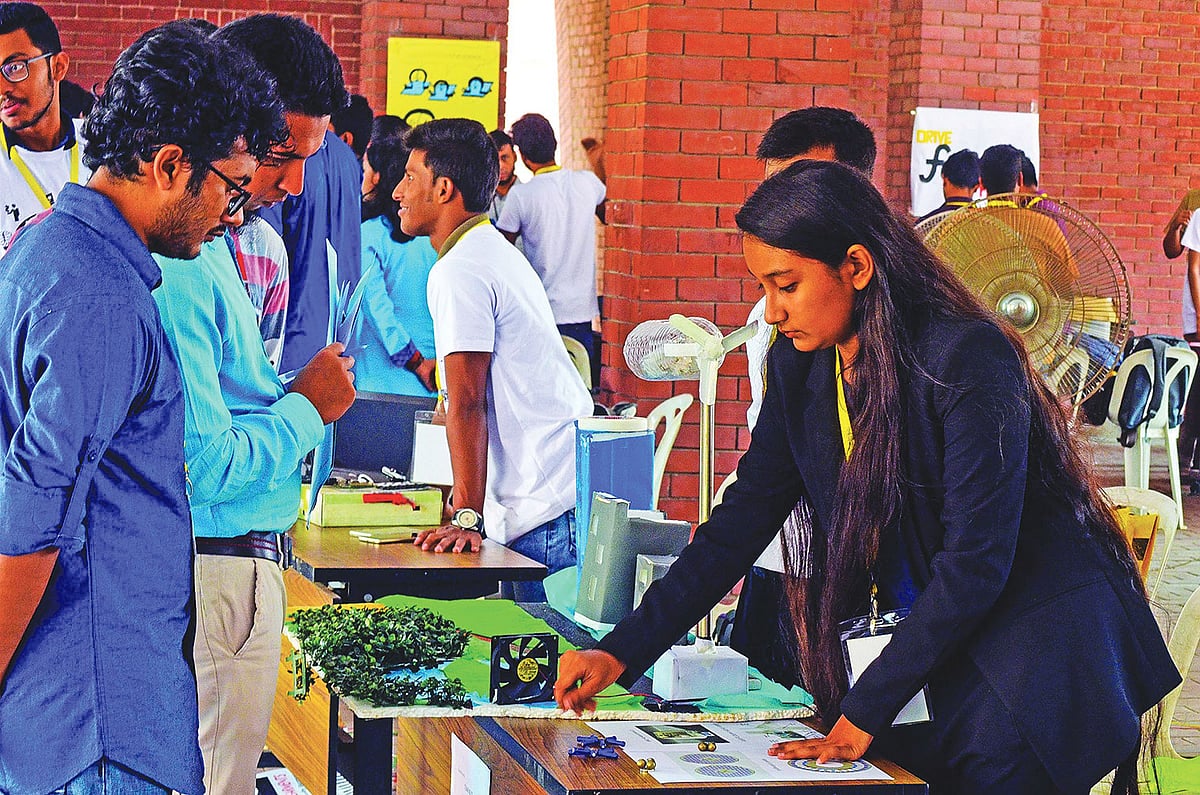 সহশিক্ষা কার্যক্রমের মধ্য দিয়েই এক হয় নানা শ্রেণি, নানা মতের শিক্ষার্থীরা। ছবি: সংগৃহীত