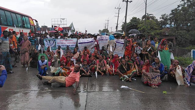 চট্টগ্রামের সীতাকুণ্ডে ঢাকা-চট্টগ্রাম মহাসড়ক অবরোধ করেন মৎস্যজীবীরা। ছবি: প্রথম আলো