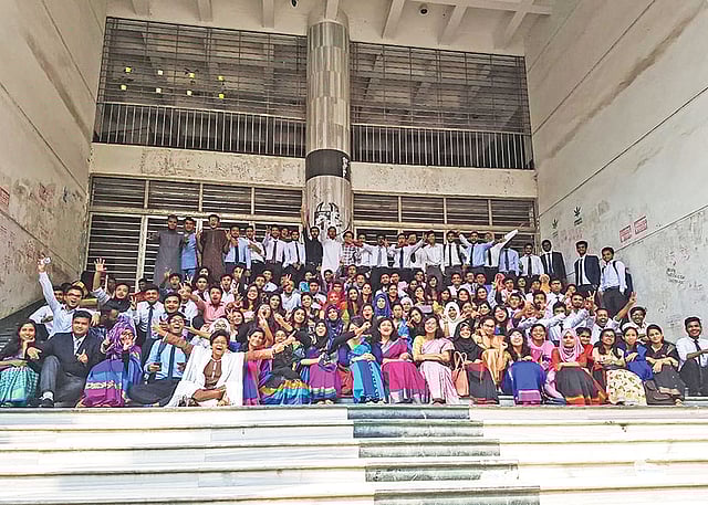 এই সিঁড়ি কখনো দল বেঁধে ছবি তোলার জায়গা